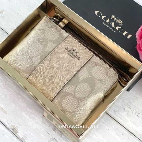 NWT COACH Boxed Corner Zip Wristlet Signature Bag - Picture 3 of 14